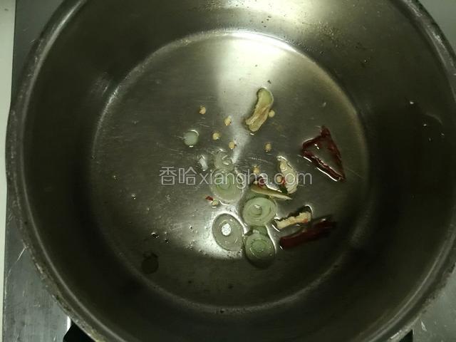 炒锅中火加热，放油，烧至五成热，放辣椒丝、葱末、姜丝，爆香。