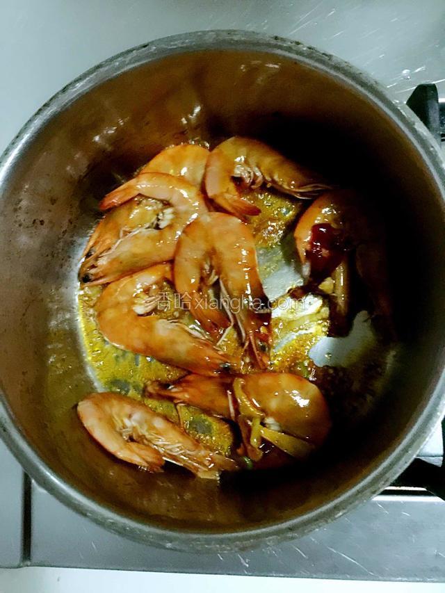 炒至大虾变色。