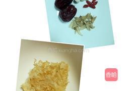 银耳百合莲子红枣枸杞羹的做法图解1