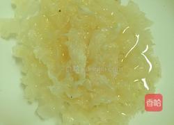 银耳百合莲子红枣枸杞羹的做法图解2