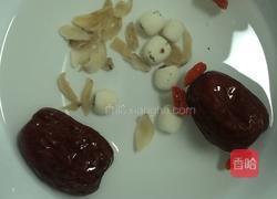 银耳百合莲子红枣枸杞羹的做法图解3