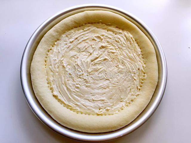 取出批萨饼皮，抹上奶油芝士