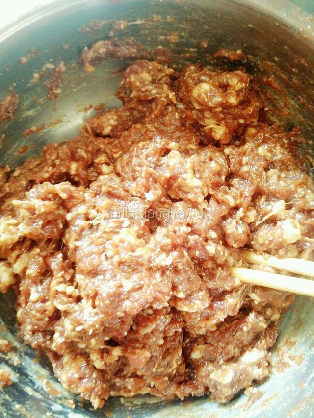 牛绞肉加入调料搅拌均匀备用。