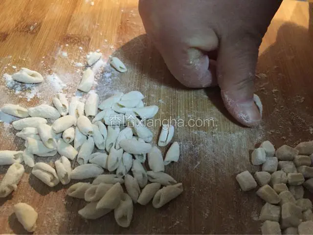 用大拇指一粒一粒搓.从下往上用力压着搓就可以了.试一下看看