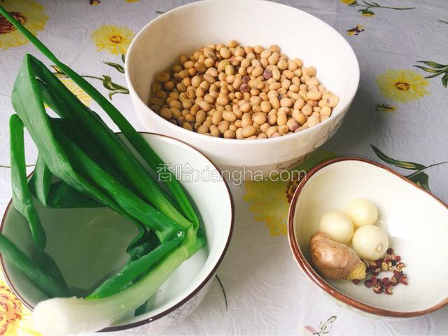 准备食材，葱姜蒜洗净。