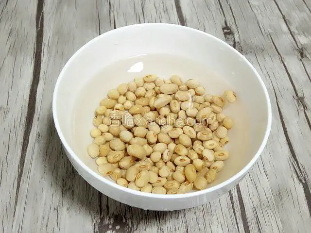 黄豆洗干净提前泡发4小时以上。