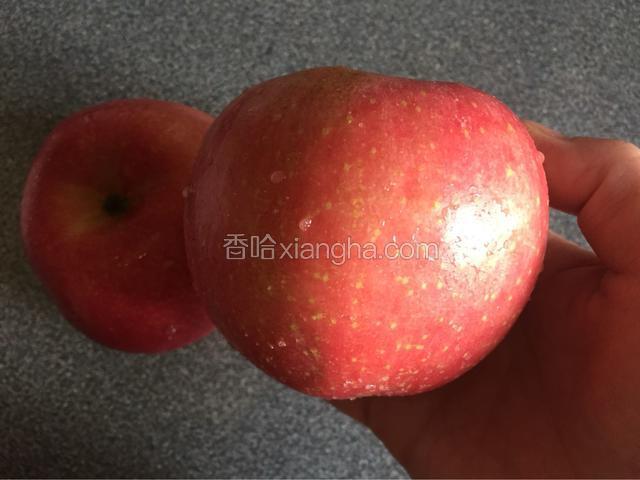 先用水冲洗一下，再抓一些盐搓一搓皮，怕有农药残留。