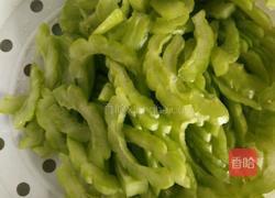 苦瓜炒肉的做法图解1