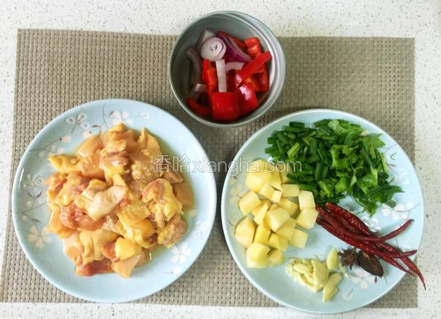 准备食材。另：土豆切块、葱和香菜切段、红色菜椒切块、洋葱切条、大葱敲扁、三黄鸡切大块用料酒腌制备用。