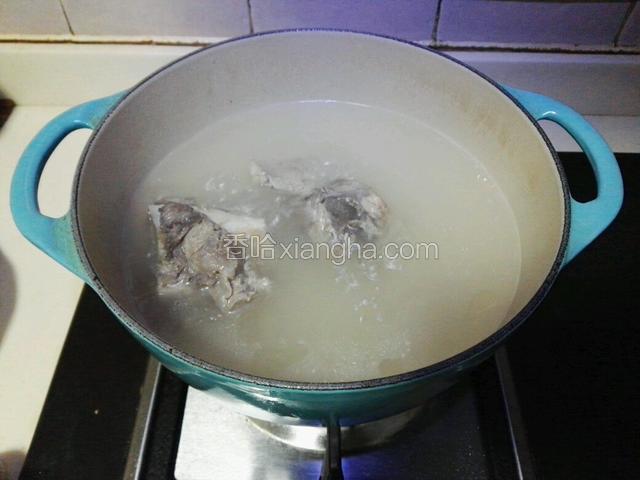 排骨洗干净，飞水，大火烧开转小火，煲半小时