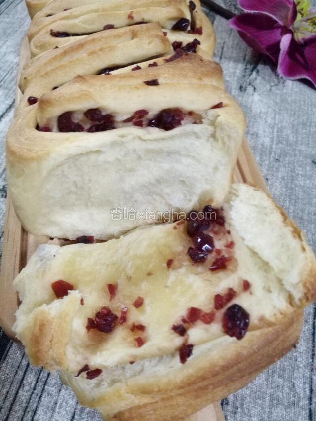 撕着吃更好。加了大量的奶油黄油外皮酥酥的内部拉丝很棒。喜欢的朋友试试吧！