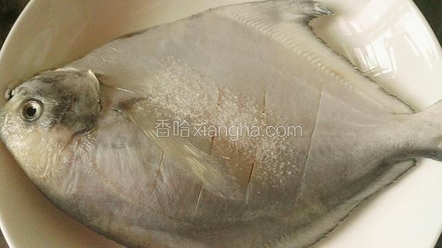 放些盐，用手轻轻就盐摸均匀至鱼身，腌制十分钟易入味。