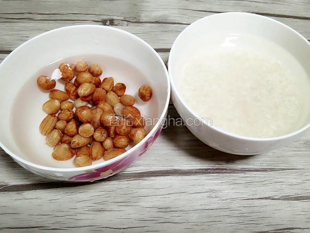 大米，花生从洗干净，浸泡12小时。