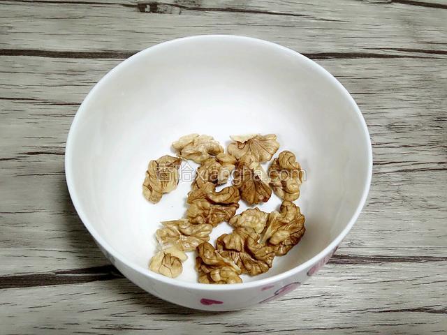 核桃提前剥好。
