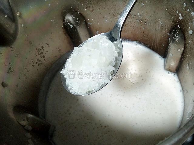时间到糊熬好，放入适量的冰糖搅拌均匀，到入碗中，一款营养健康的糊就做好啦。