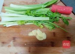 一见倾心（西芹炒香肠）的做法图解1