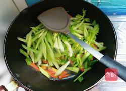 一见倾心（西芹炒香肠）的做法图解6