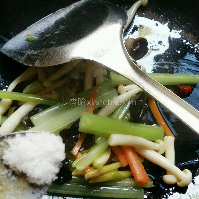 再加入盐和鸡粉，翻炒均匀即可。