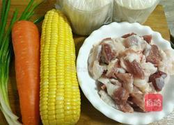玉米胡萝卜猪肉馅饺子的做法图解2