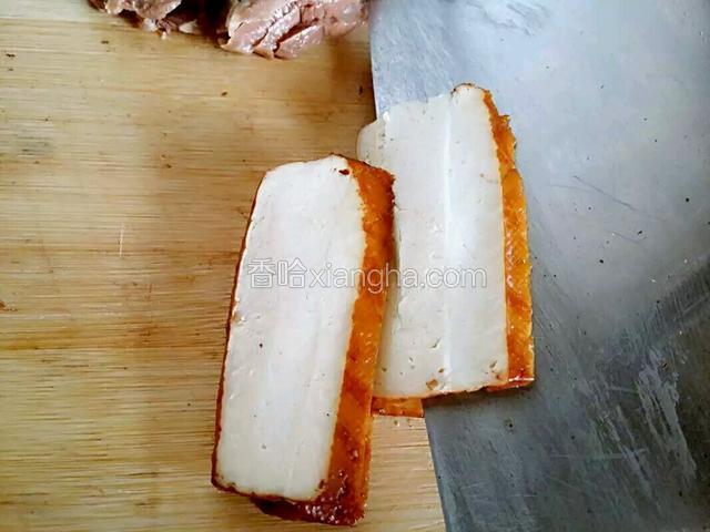 豆腐干切成厚度两厘米的片