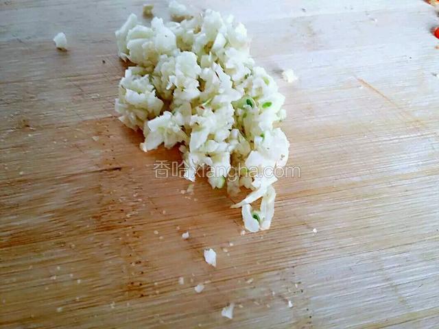 蒜瓣剁成碎末，越碎越好。