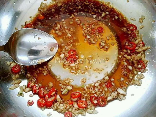 然后，用汤匙在盆内把调味料搅匀，把鸡精和白糖搅化。