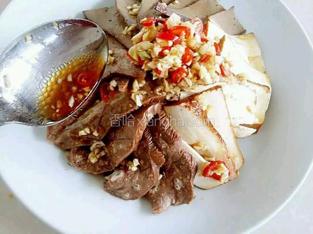 同样是淋的方式。把多余的汤汁淋在食材的外围上，让所有食材都可以淋到汤汁。