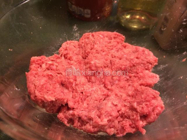牛肉糜用20毫升白葡萄酒腌渍30分钟；