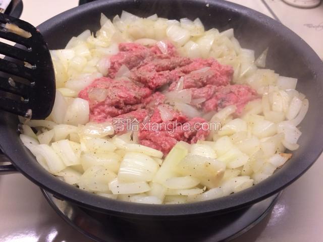 加入牛肉糜翻；