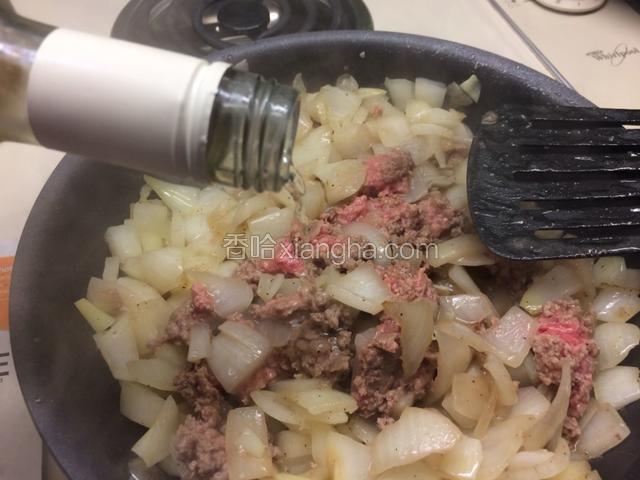 再加入100毫升白葡萄酒，加盖焖煮15分钟；
