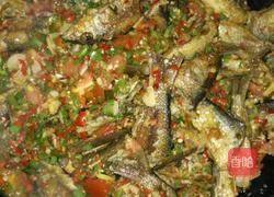 青红椒炒小河鱼的做法图解5