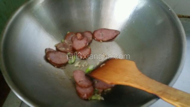 锅中加入少许油下红肠，葱姜末炒香