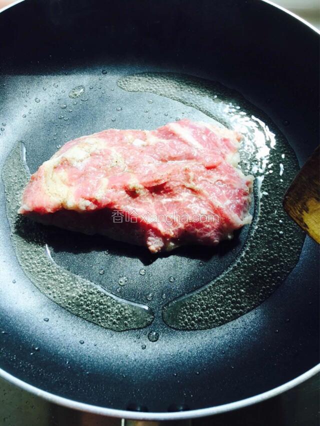 放入腌制好的雪花肉煎