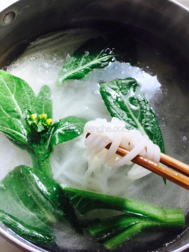 这个时间下菜远和米粉煮好（米粉煮太久会烂，我大火煮了15秒）