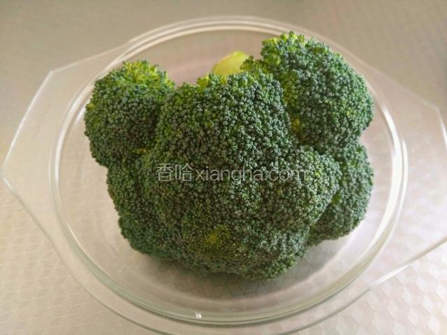 首先准备一朵西兰花。