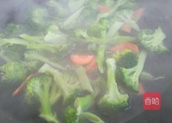 炝拌西兰花黑木耳的做法图解2