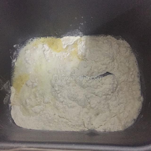 除黄油外所有食材放入面包桶内，盐和 酵母要对角放，不要放在一起，