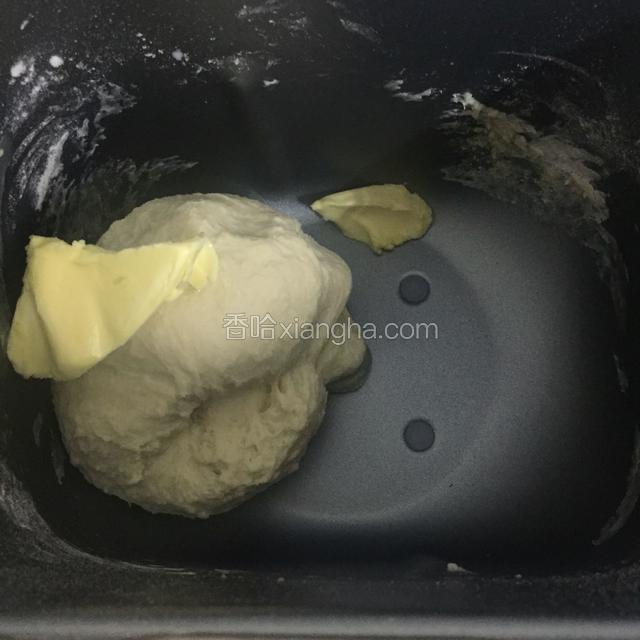 面包机揉制无干粉，加入黄油继续揉面20分钟。