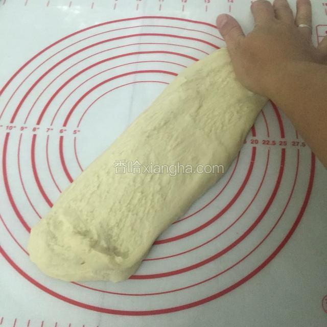 面包机取出面团，手揉用力揉，搓，摔。