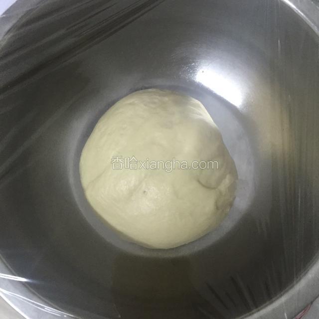 放入盆里，盖上保鲜膜温室发酵。