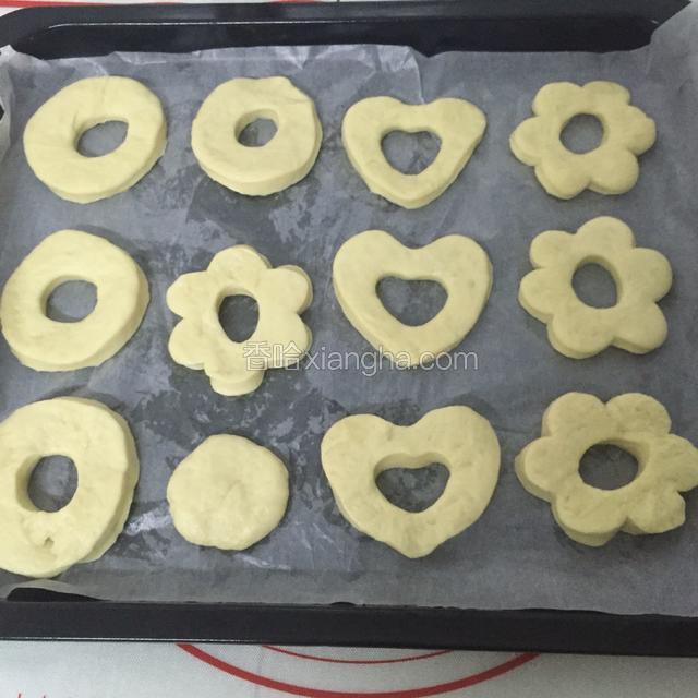 膜具压成想要的造型。温室醒发两倍大。