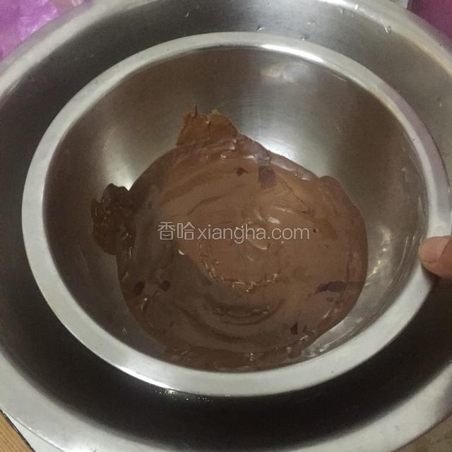 牛奶巧克力隔热水加热，
