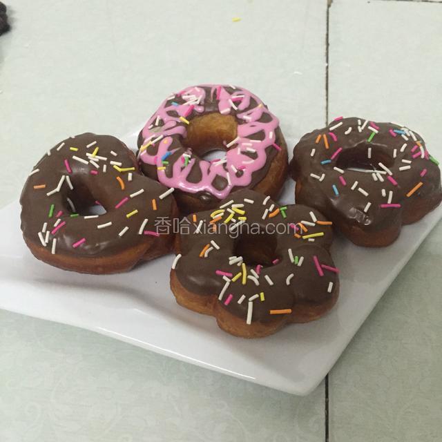 甜甜圈蘸上巧克力，彩糖针，草莓巧克力，白巧克力，装饰。