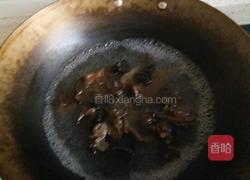 洋葱拌木耳的做法图解2