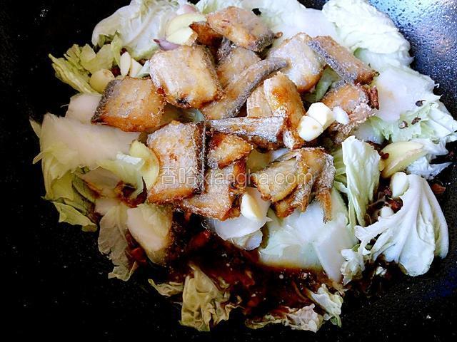 依次放入适量的酱油，白糖，盐，少许的料酒，白醋。