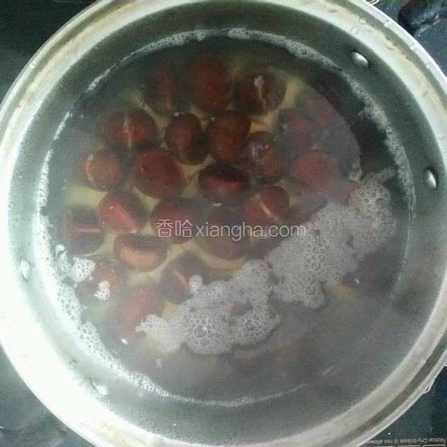 冷水入锅倒入剪开口的栗子煮开7.8分钟这样，如果喜欢吃有味的，可以放点盐来煮