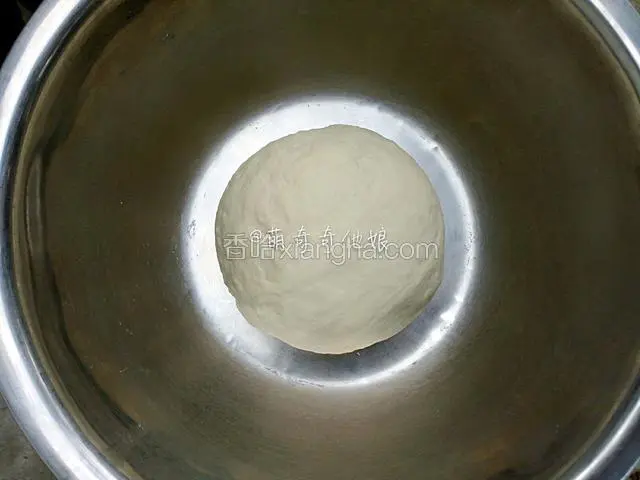 将种面团材料揉成团，混合均匀即可，不必过分揉搓。