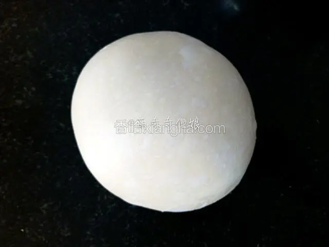 滚圆面团盖保鲜膜醒发30分钟左右。