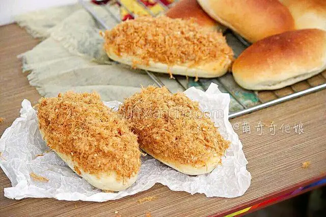 撒上肉松即可。
