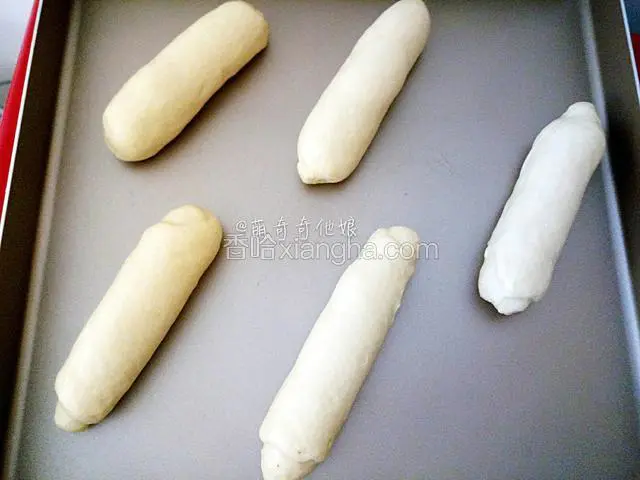 不粘金盘可以不铺油纸，橄榄形状整形不好就直接收成长条也行。这是我的另一盘5个，烤箱30L，所以烤好一盘紧接着烤第二盘，也可以用两个烤箱同时烤。当然如果你的烤箱大可以直接一起烘烤。